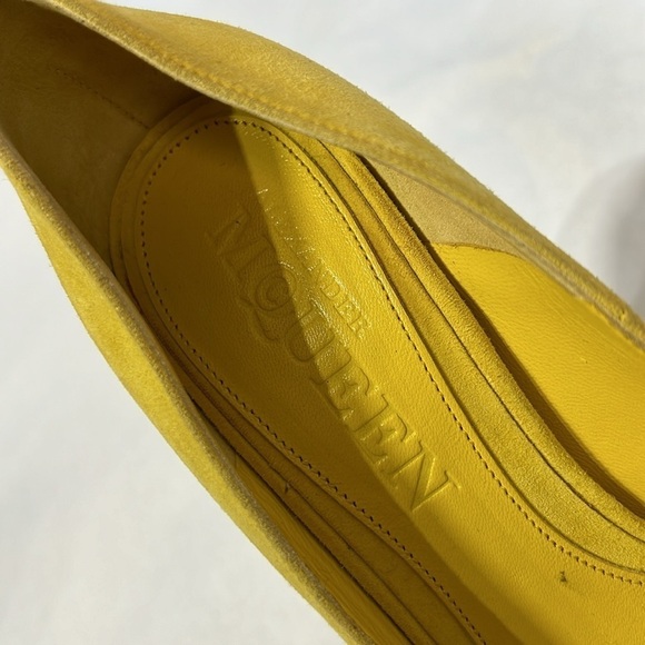 Alexander McQueen yellow suede peep toe heels embellished gold skull women’s 38 - Picture 9 of 13